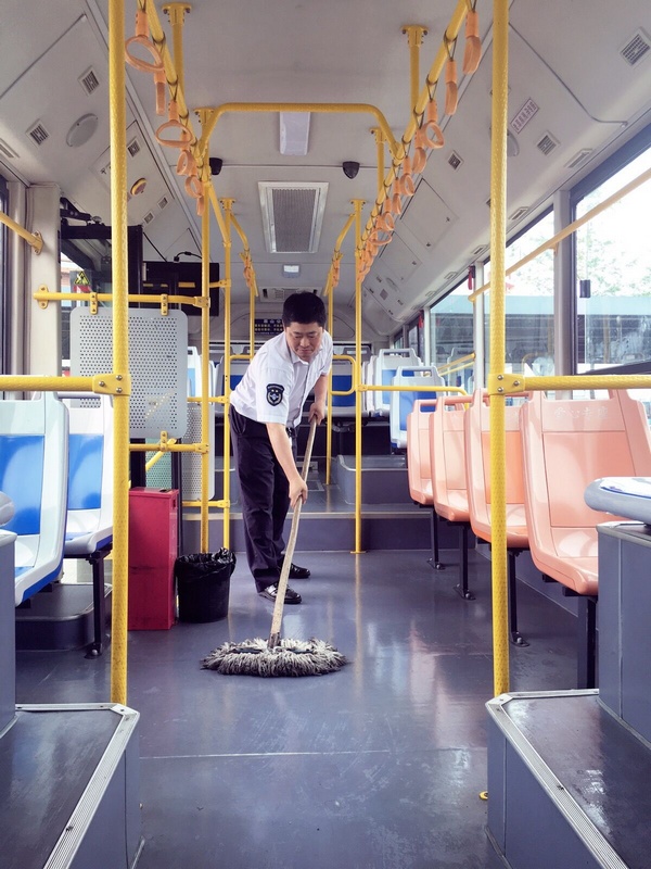公交駕駛員正在打掃車內衛生.jpg